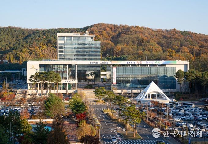 1. 천안시청 전경.