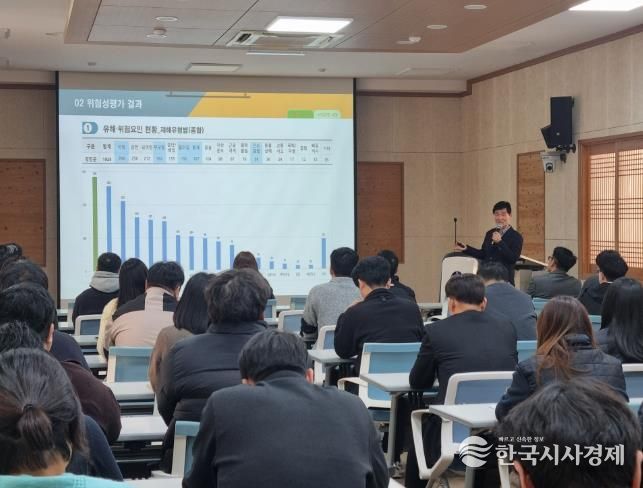 지난 19일 강진군청 대회의실에서 열린 중대재해예방 직원교육 실시 모습