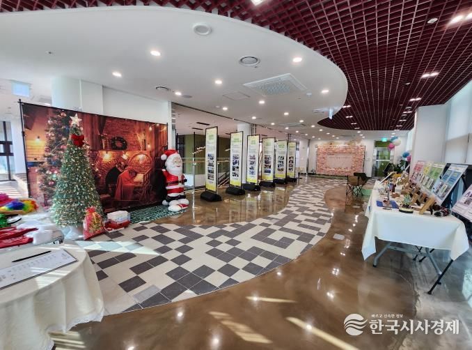 안성시 가족센터, 시민 위한 ‘크리스마스 포토존·체험 전시’ 운영