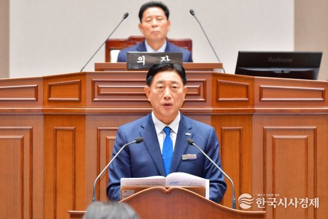 김한종 장성군수가 20일 열린 장성군의회 정례회에서 내년도 예산안에 대해 설명하고 있다. 장성군 제공