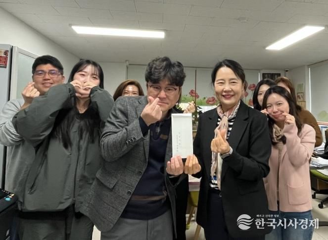 “현장 목소리에 귀 기울이며”…정읍시청 김행숙 국장, 복지관 찾아 성금 전달