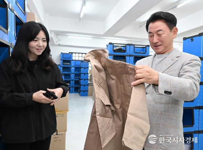 김동근 시장이 11월 24일 작업복 전문기업 ‘이노에코(대표 김영규)’를 방문해 제품을 살펴보고 있다.