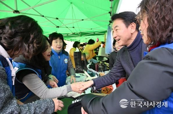 김동근 시장이 11월 22일 신곡2동 주민자치회의 ‘신2나는 별난 장터’ 행사에서 주민들과 소통하고 있다.