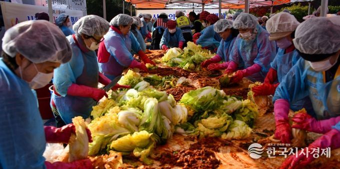 서산시자원봉사센터, 수재민·취약가정 돕는 ‘사랑의 김장나눔’ 행사