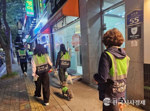 지난 24일 수완동 반려견순찰대가 수완호수공원 일대 및 인근 주택가에서 치안 불안 요소와 안전 취약 지역을 점검했다.