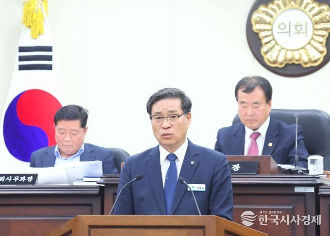 진병영 함양군수는 25일 제296회 함양군의회 제2차 정례회에서 2026년도 예산안을 제출하며 내년도 군정 운영 방향을 밝혔다.