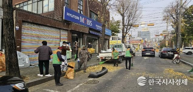 구리시 교문1동 자율방재단, 가을철 낙엽 정비로 안전하고 깨끗한 도시환경 조성