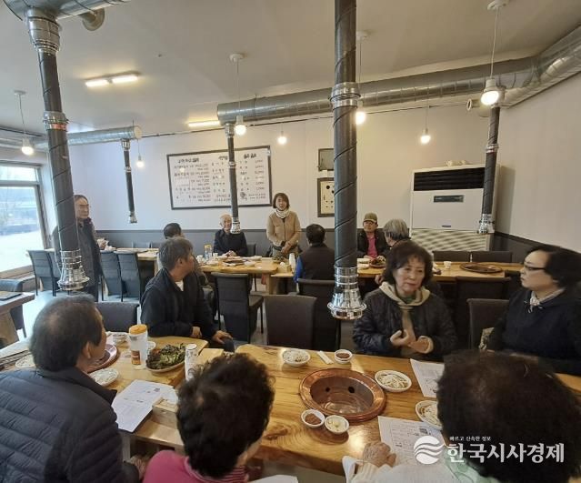 교문1동 이진수 동장과 관내경로당 14개소 회장들이 간담회 후 포즈를 취하고 있다.