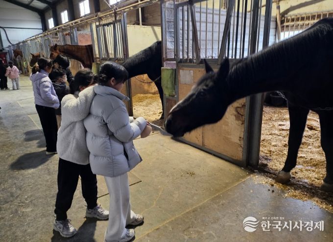 특화 돌봄센터 체험학습 프로그램에 참가한 아동들이 지도교사의 안내를 받으며 활동을 체험하고 있다.
