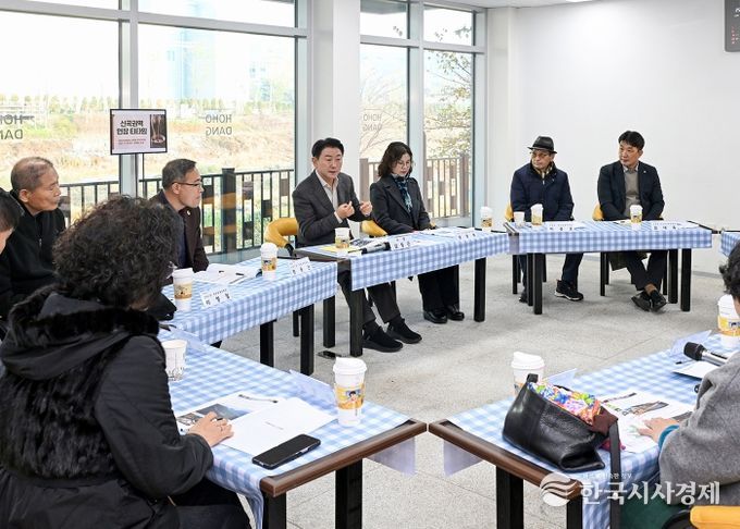 김동근 시장이 11월 26일 호호당 1호점에서 ‘신곡권역 현장 티타임’을 진행하고 있다.