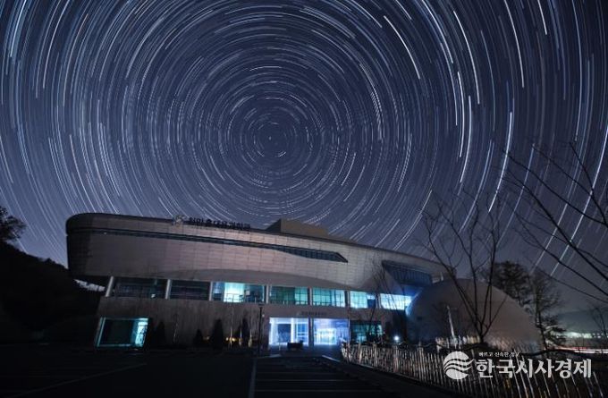 천안홍대용과학관 야간 모습.