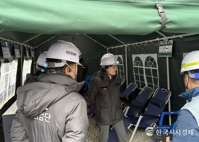 이정화 제2부시장이 동절기 대비 근로자 휴게공간 난방·보온 상태를 확인하고 있다.
