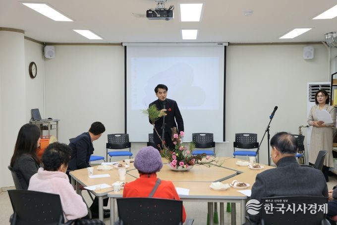 보은군 흙사랑, ‘2025년 시화 전시회 및 발표회’ 성황 개최-최재형군수 축사 모습