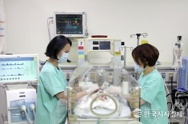 중증 소아환자를 돌보는 의료진 사진