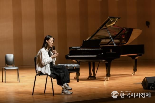 마스터클래스에서 고양예고 학생들의 질문에 답변하는 피아니스트 손열음
