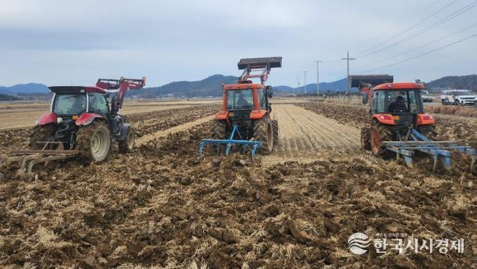논 깊이갈이 사진