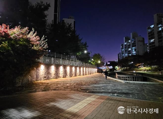 야간경관조명이 설치된 방죽교.