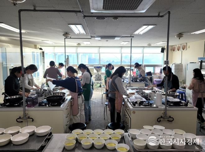 천안시농업기술센터가 우리쌀·밀 활용 가공기술 전문교육을 진행하고 있다.