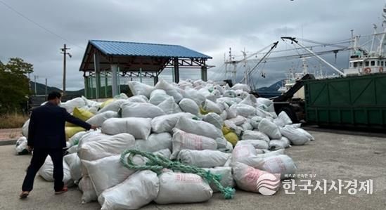2026여수세계섬박람회 개최를 앞두고 해양환경 개선을 위해 ‘조업 중 인양쓰레기 수매사업’을 적극 추진하고 있다.