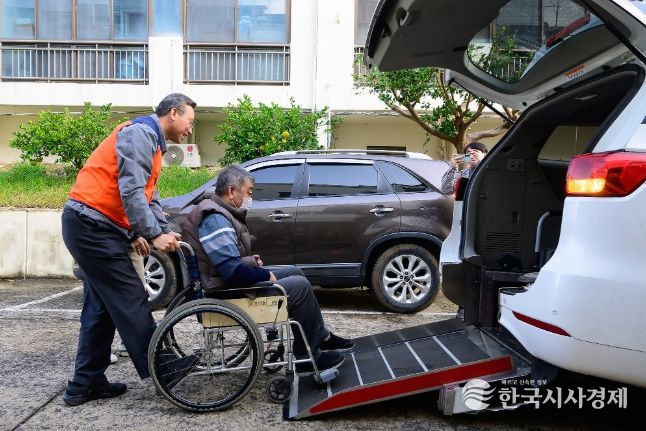장애인 병원 동행 서비스 봉사하는 오순문 시장