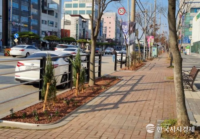 도심에 자연을 더하다…익산시, 하나로 화단 새단장