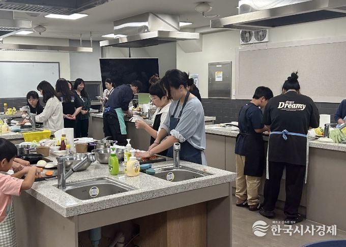 지난 27일 평생학습원 공유부엌에서 '내가 만드는 샌드위치 도시락' 영양교육이 진행되고 있다.
