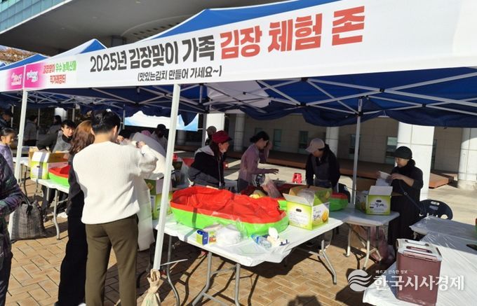 포항시는 지난 28일부터 29일까지 시청 앞 광장에서 김장맞이 직거래 장터를 개최했다.