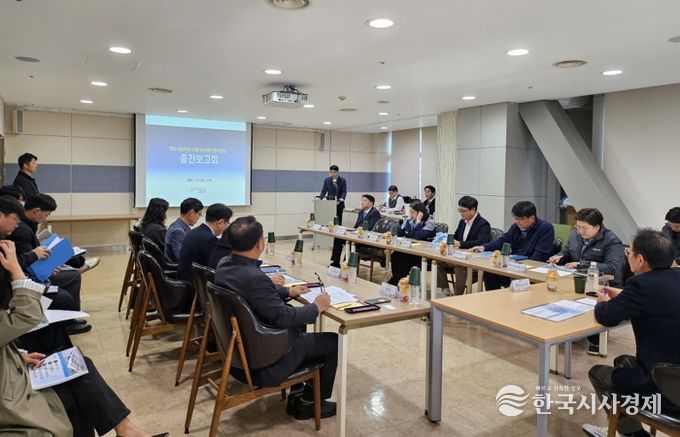 포항시는 지난달 27일 시청 연오세오실에서 ‘영일만항 스웰 개선대책 연구용역’ 중간보고회를 개최했다.