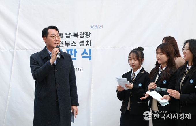 정명근 화성특례시장이 학생들과 흡연부스 설치에 따라 정화된 거리 환경에 대해 이야기 하고 있다