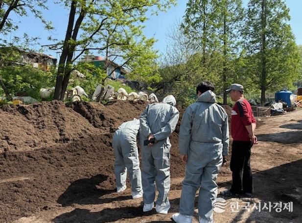 (전문가 컨설팅) 악취 전문가가 아산시 소재 축산농가를 방문해 악취저감을 위한 방안을 마련하기 위해 시설을 점검하고 있다.