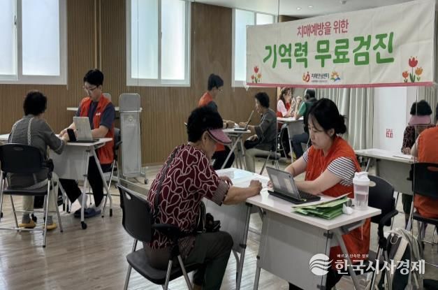 보건지소에서 ‘찾아가는 치매 선별검진’을 진행하고 있다