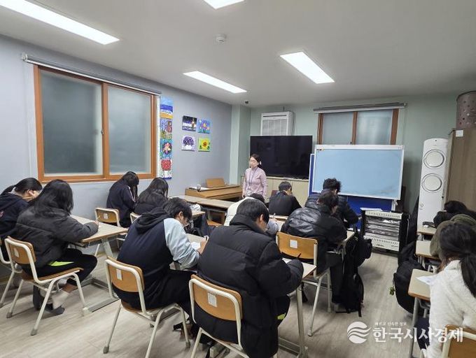 아동용 우울 척도 검사지(CDI) 자가 진단을 하는 모습