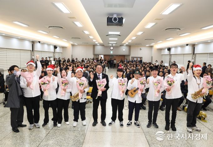 ㈜지캡 장애인예술단, 김해시 정례조회서 연말 문화나눔 공연