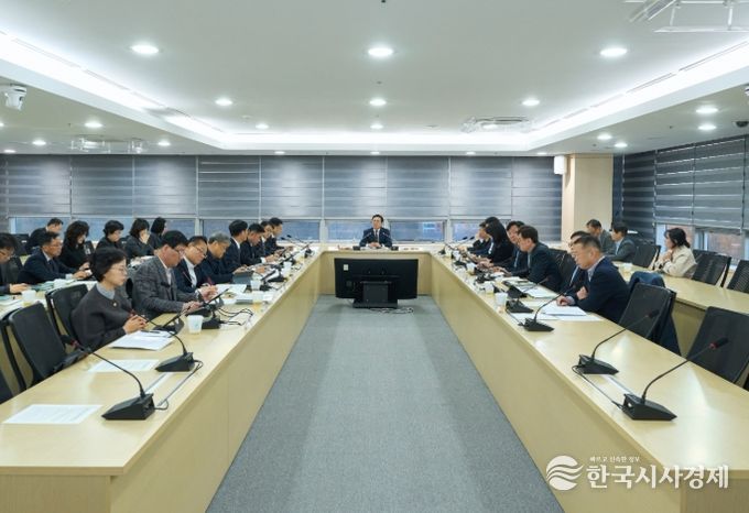 김석필 천안시장 권한대행 부시장이 1일 시청 중회의실에서 열린 확대간부회의를 주재하고 있다.