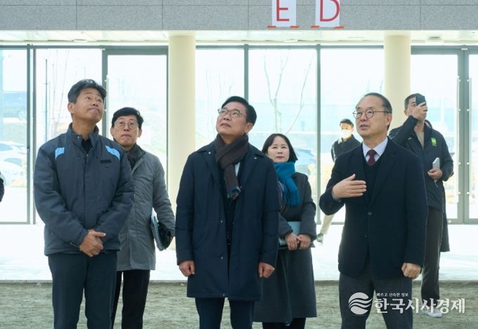 1일 김석필 천안시장 권한대행 부시장과 이용수 대한축구협회 부회장 등이 대한민국축구종합센터 실내축구장, 스타디움, 숙소동 등을 둘러보고 있다