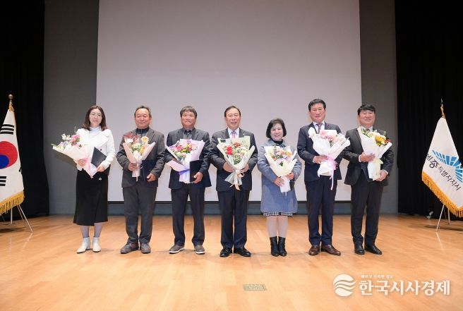 농업인 대상_왼쪽 두번째부터 강용규 씨, 박승갑 씨, 최민호 시장, 류명순 씨