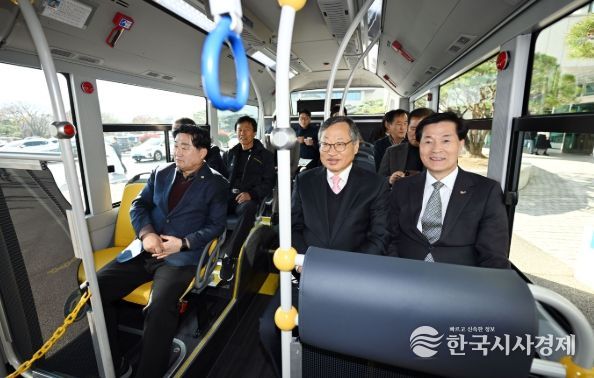 ‘밀양시 1호 수소저상 시내버스 시승식’에서 참석자들이 버스 주행 성능과 탑승 환경을 확인하고 있다.
