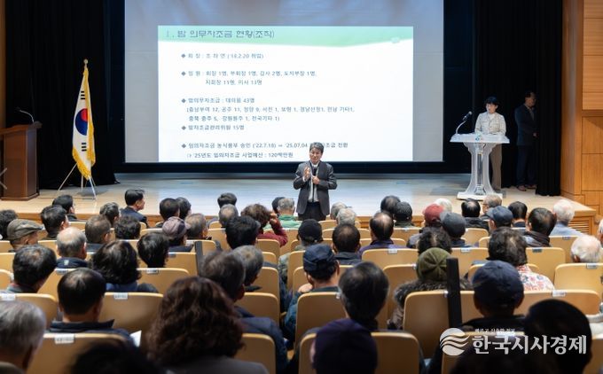 청양문화예술회관 소공연장에서 열린 밤 재배자 기술교육 및 자조금 설명회에서 김돈곤 군수가 인사말을 하고 있다.