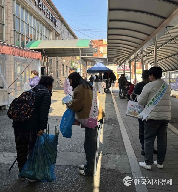 2일 밀양버스터미널 일원에서 진행한 에이즈 및 성매개감염병 예방 홍보 캠페인