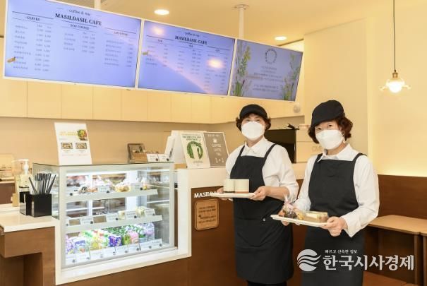 양천구 어르신 일자리 ‘시니어 카페’ 근무 전경