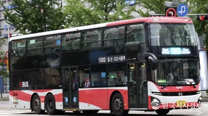 고양시에서 서울시로 운행하는 1000번 직행좌석버스 노선에 투입된 2층 버스