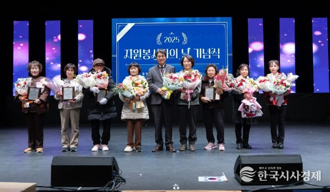 김돈곤 군수가 자원봉사 유공 표창 수상자들과 함께 기념 촬영을 하고 있다.