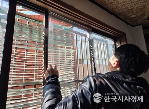 부산중구노인복지관 분관, 주거취약계층 어르신 덧유리 설치 지원