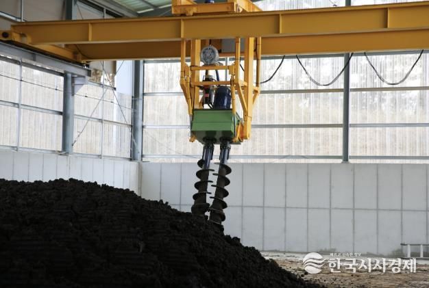 근흥면의 한 시범농가에 도입된 자동화 퇴비 시설 모습.