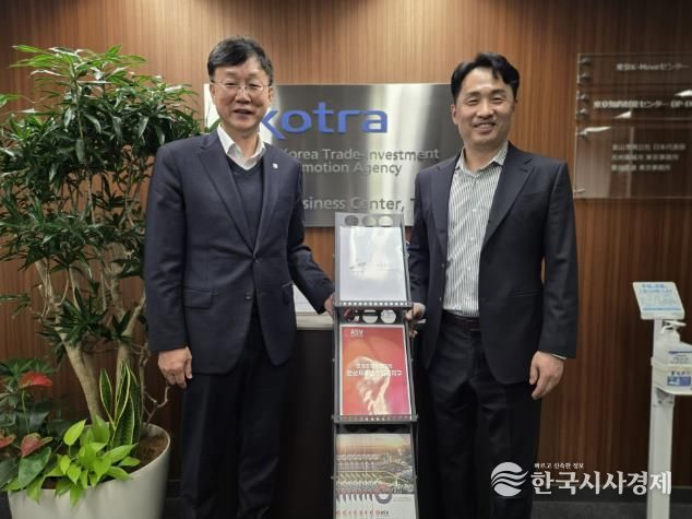 이민근 안산시장(왼쪽)이 3일 코트라(KOTRA) 도쿄무역관에서 박용민 코트라 일본지역본부장(오른쪽)과 함께 경기경제자유구역 ASV지구 전용 홍보 게시대를 설치하고 기념촬영을 하고 있다.