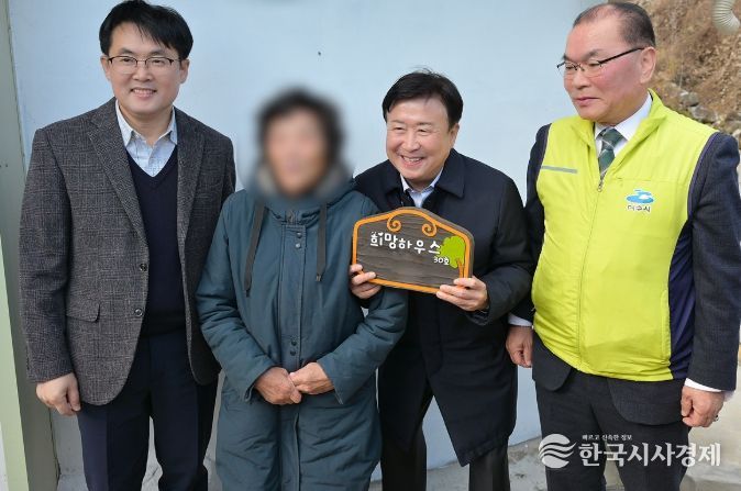 롯데케미칼㈜여수공장(본부장 김성권)과 함께 화양면 독거 어르신을 위한 ‘희망하우스 30호’를 준공하고 지난 3일 현판식을 개최했다.