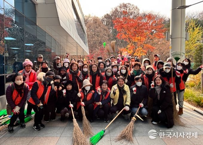 광명시 철산3동 행정복지센터는 지난 3일 동절기에 대비해 ‘2차 낙엽 대청소’를 실시했다.