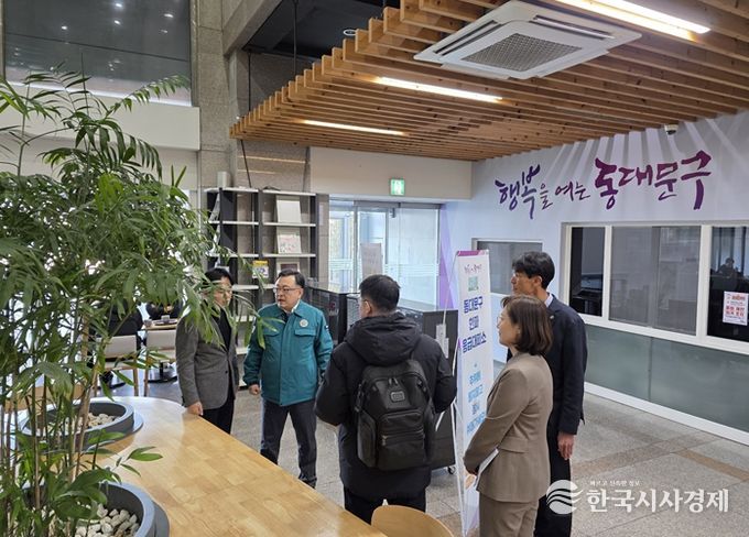 김성보 서울시 행정2부시장이 동대문구청 안에 마련된 한파응급대피소를 찾아 시설 현황을 확인하고 있다. ('25.12.4.)