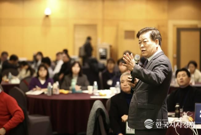 박승원 광명시장이 4일 오후 제주도 켄싱턴 리조트에서 열린 ‘2025 대한민국 ESG정원정책포럼-공무원 혁신 리더십 과정’에 참석해 ‘탄소중립으로 지속가능한 도시전환’을 주제로 한 특별강연을 하고 있다.