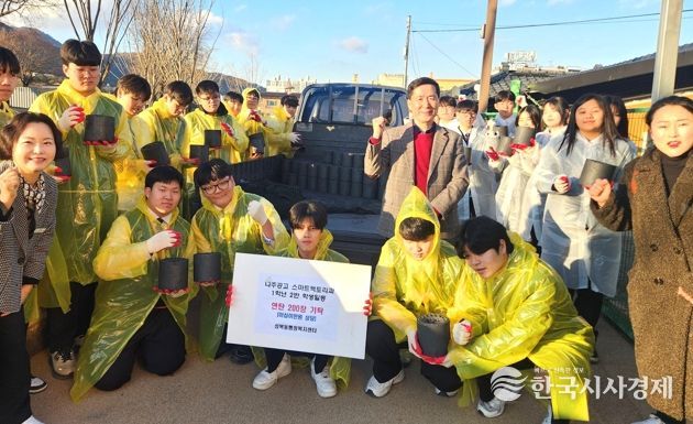 나주공업고등학교 1학년 스마트팩토리과 2반 학생들이 지난 4일 나주시 성북동 취약계층 두 가구에 ‘사랑의 릴레이 연탄 나눔 봉사’를 실시했다. (사진 제공-나주시)